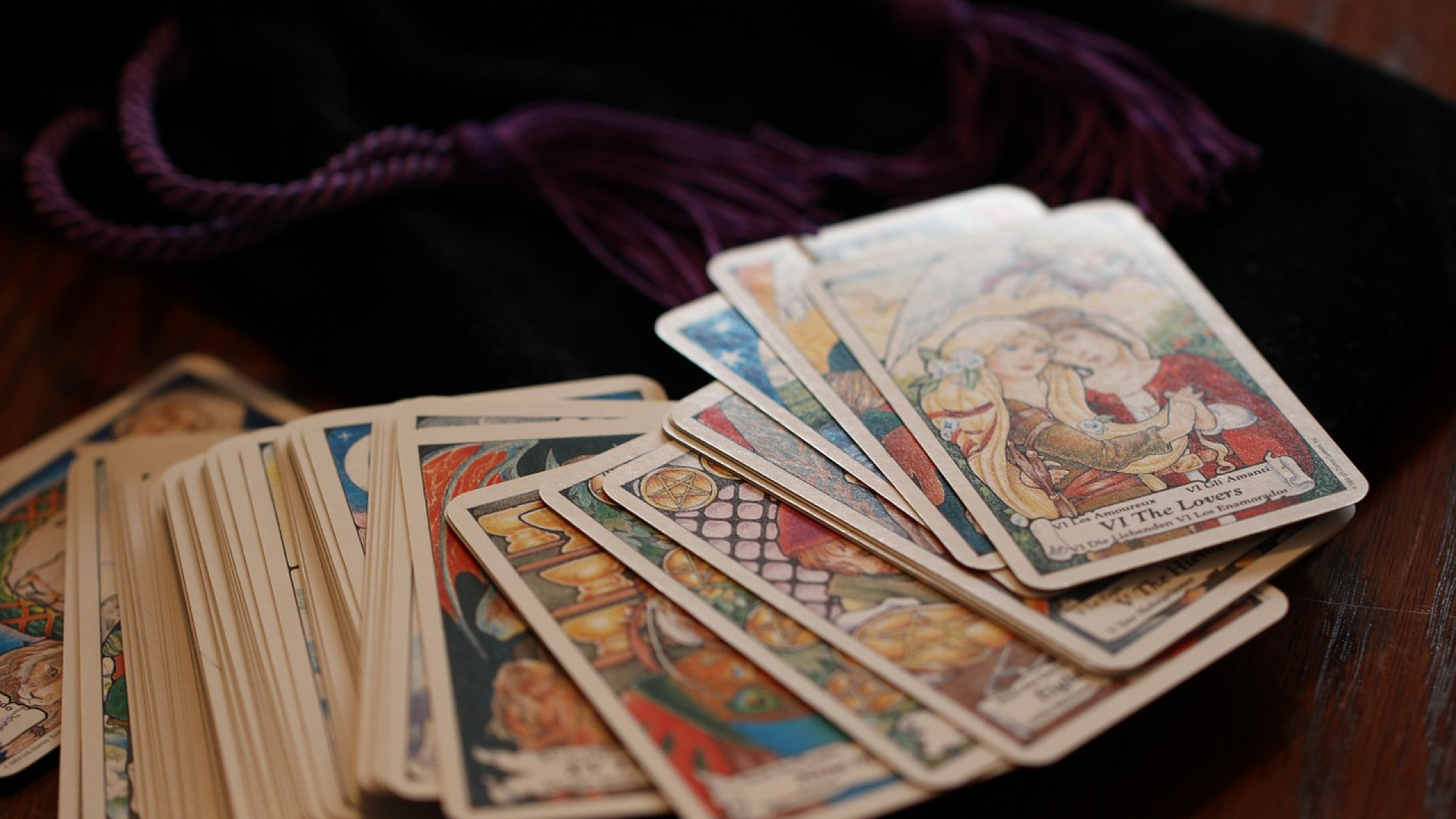 Le Tarot Divinatoire : Prédire l’Avenir avec les Cartes