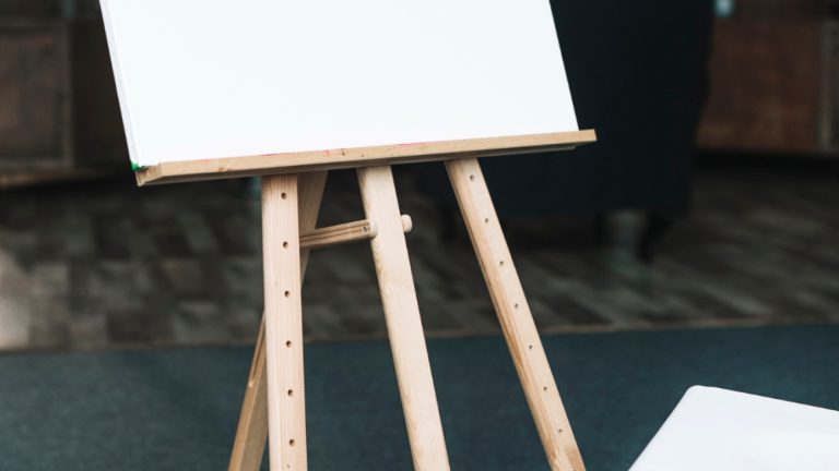 Le chevalet en bois : indispensable pour tout artiste