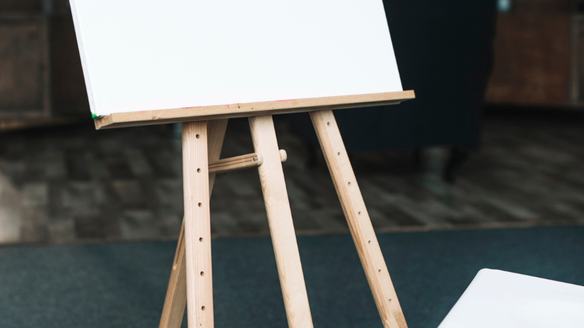 Le chevalet en bois : indispensable pour tout artiste
